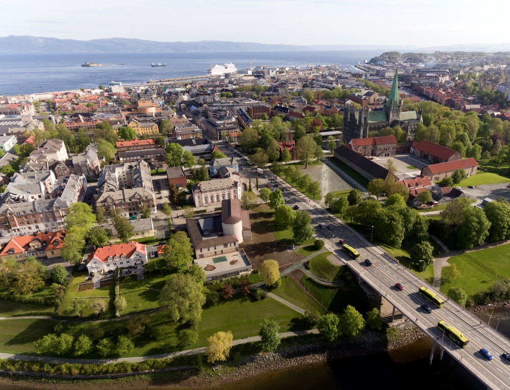 Oversiktsbilde av Trondheim tatt fra lufta. Vi ser fra Elgeseter bru og inn mot sentrum.