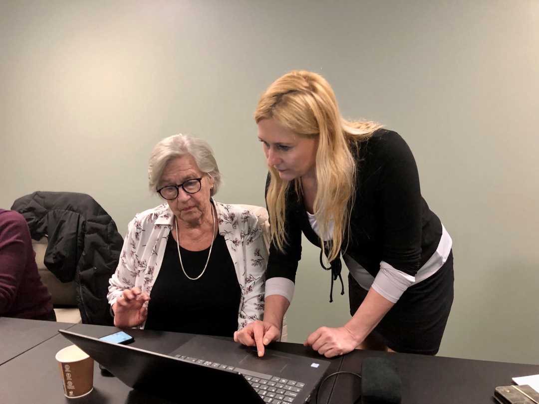 Eldre kvinne lærer å bruke HelsaMi. Elin Solvang og Else Marie Østlund.