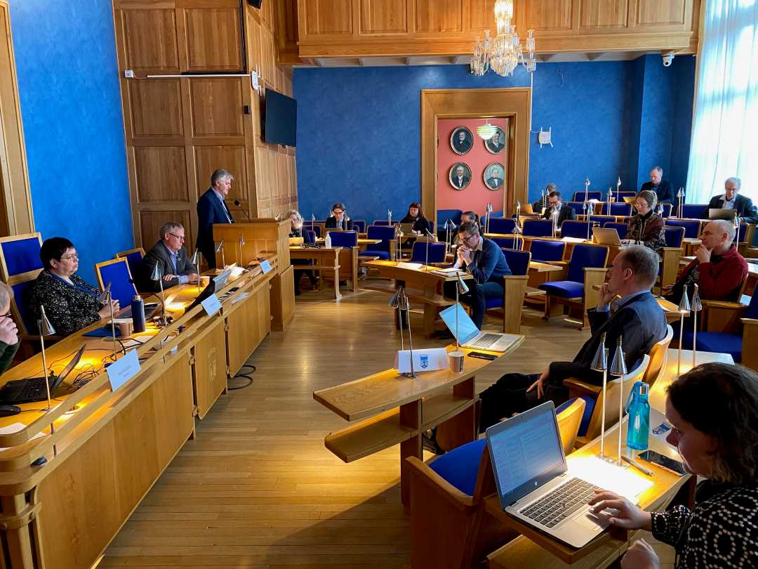 Bilde fra orienteringsmøtet i bystyresalen. Finansdirektør Olaf Løberg orienterer de fremmøtte.
