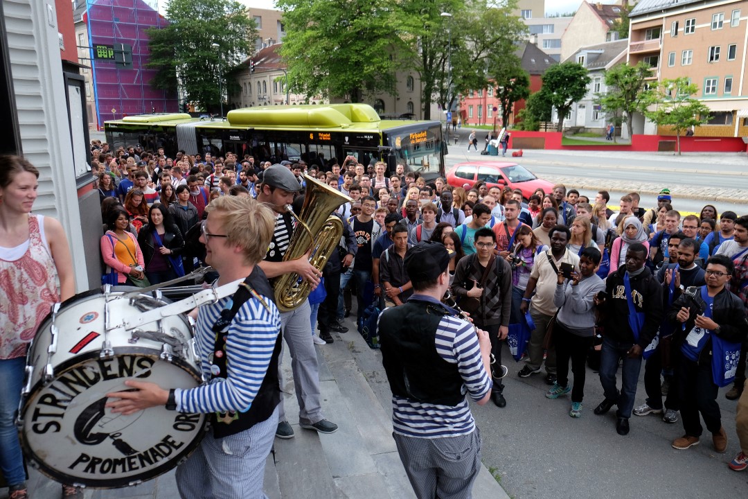 Ansamling av mennesker foran Studentersamfundet.