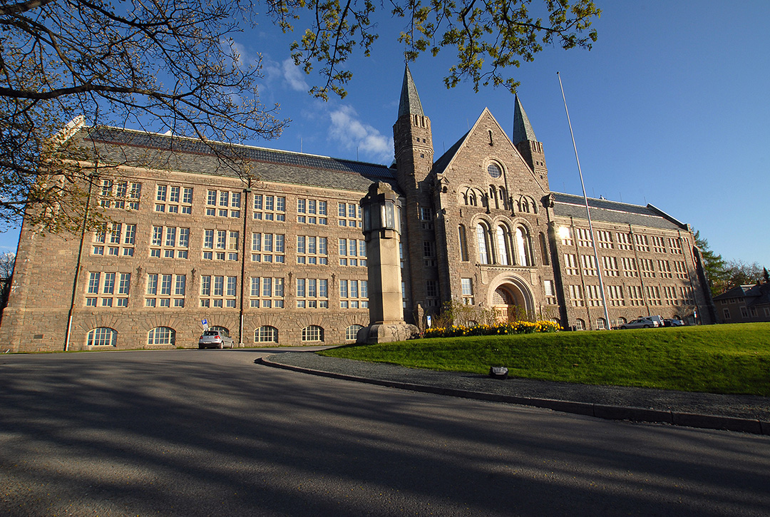 Foto av hovedbygningen på Gløshaugen