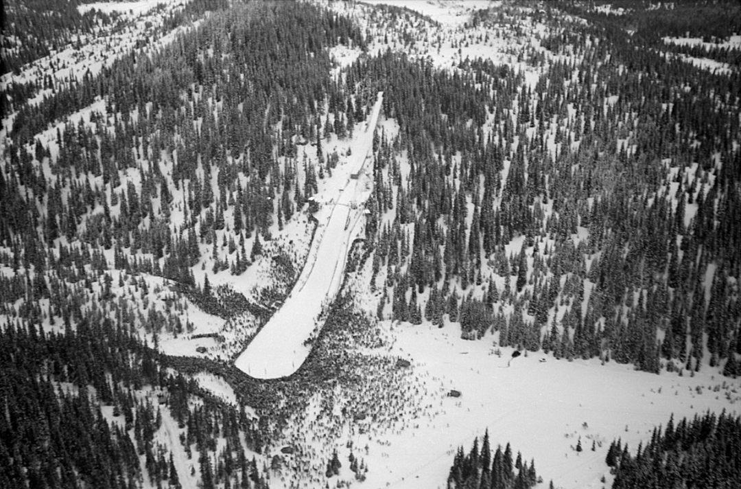 Luftfoto av hoppbakken i Granåsen under NM i 1953