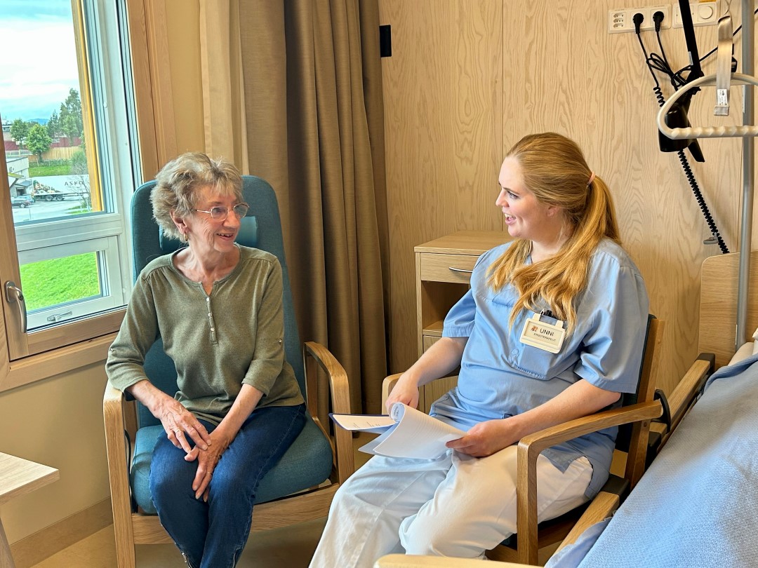 Ergoterapeut samtaler med ny pasient på Trondheim rehabiliteringssenter
