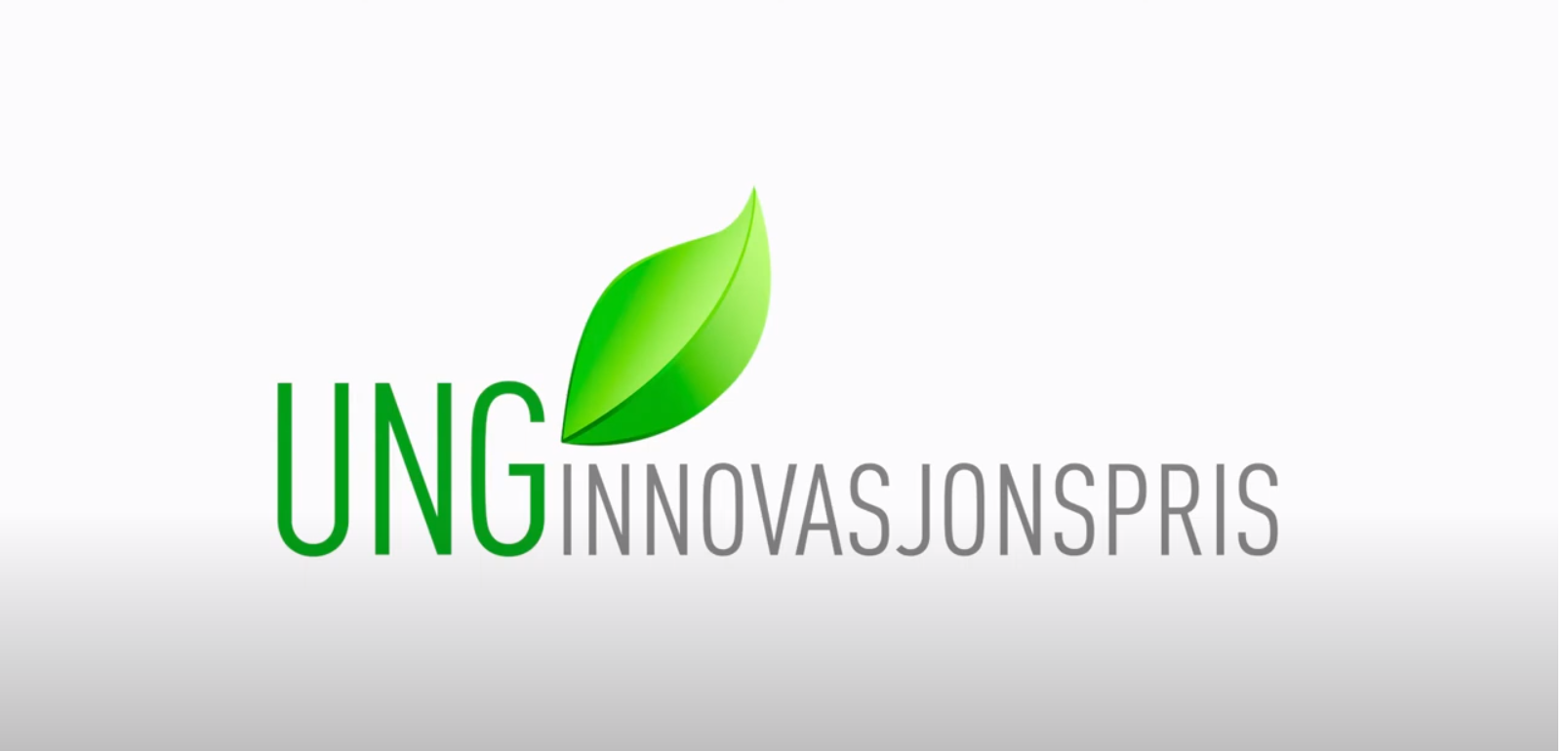 Bilde av logoen til UNG innovasjonspris. Ung står i grønt, resten i grått. Bilde av et grønt blad over i i innovasjon.