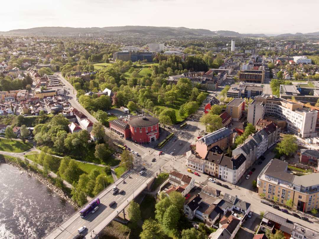 Oversiktsbilde tatt fra lufta. Vi ser slutten av Elgeseter bru og hele veien mot Lerkendal