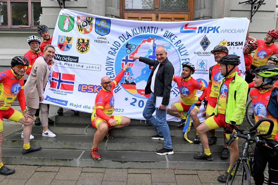 Polske syklister med stopp i Trondheim under Climate Rally 2022. Her ved rådhuset.