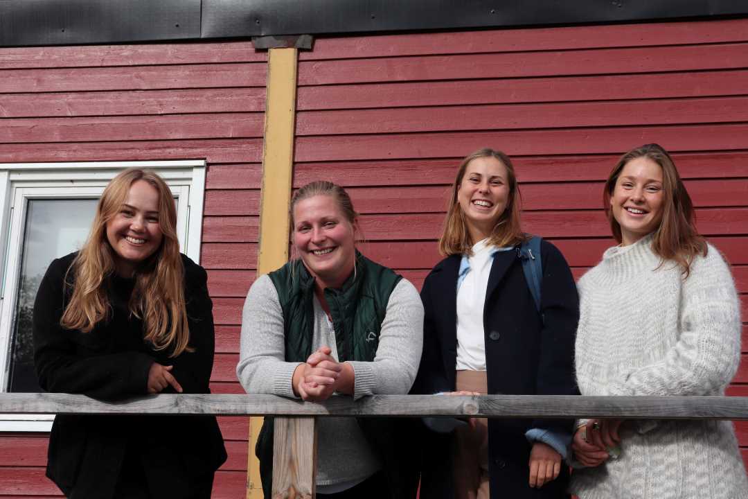 Bilde av fire smilende kvinnelige arkitektstudenter