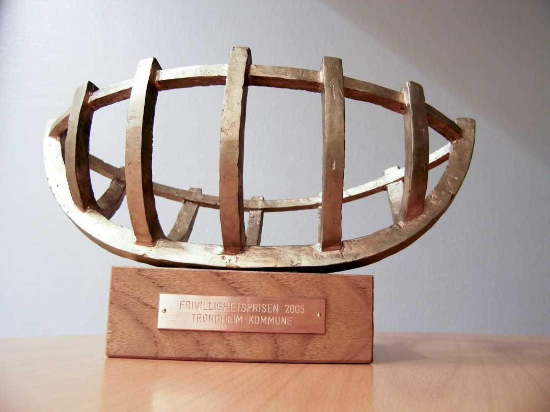 Bilde av statuetten Skrog, laget av kunstneren Erlend Leirdal.