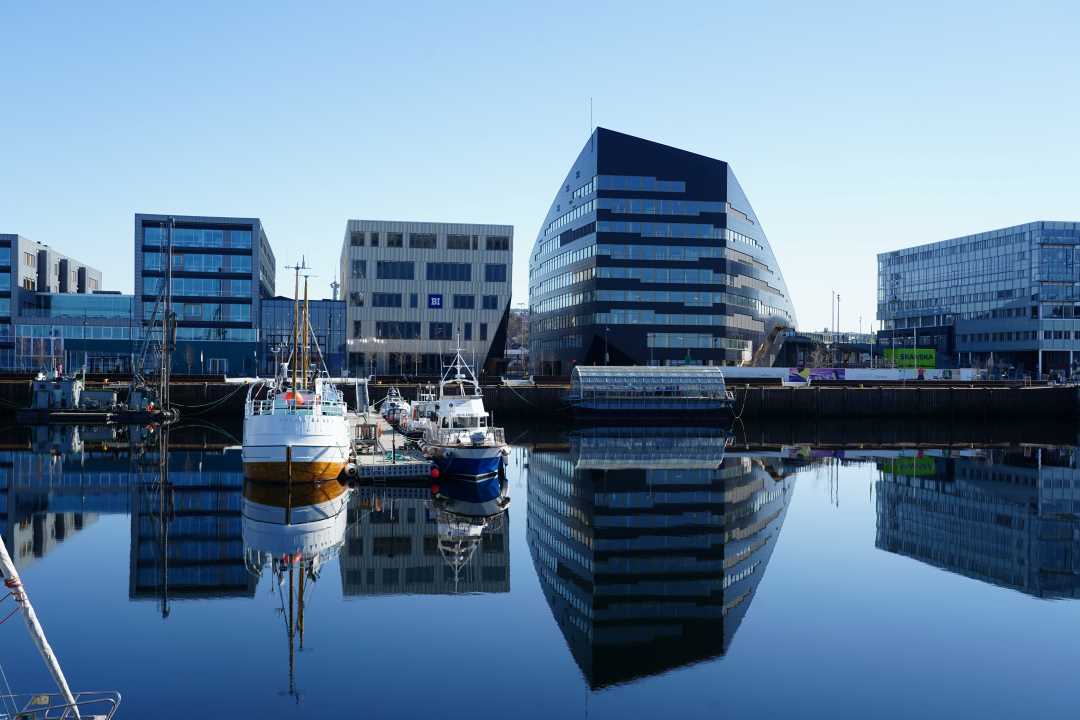 Bygningsrekke, med Powerhouse på Brattøra.