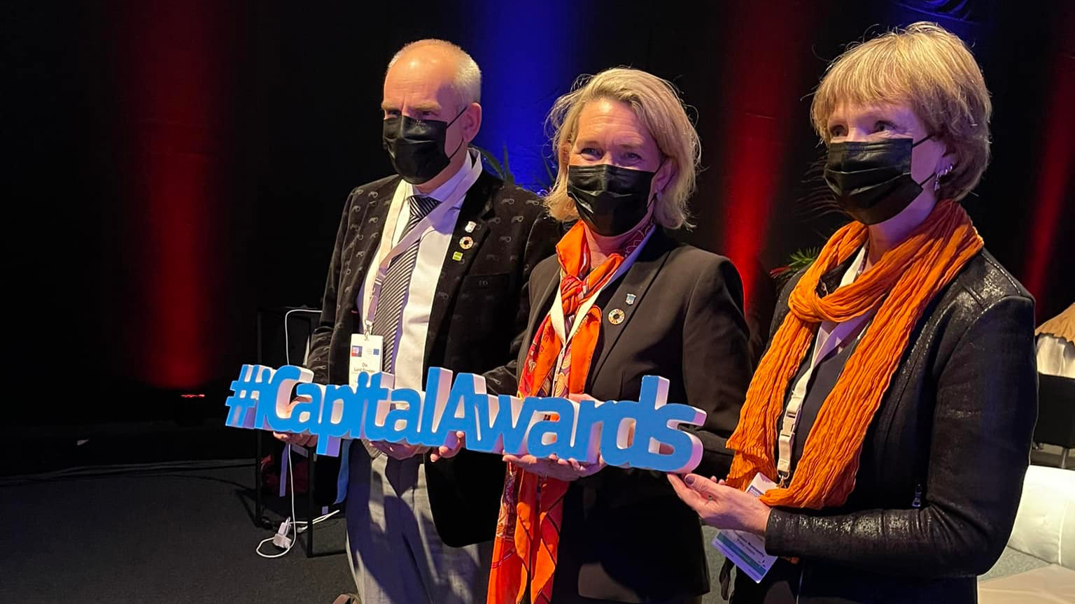 Bilde av Ola Lund Renolen, Cecilie Hammond Spark og Tone Merethe Aasen med icapitalawardspremie i hendene.