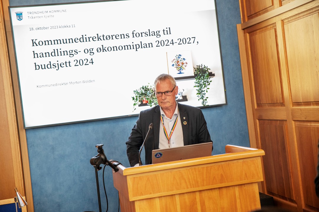 Kommunedirektør Morten Wolden på bystyrets talerstol.