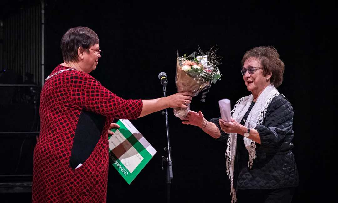 Bilde av ordfører Rita Ottervik som deler ut pris og blomster til Gerd Åberg.