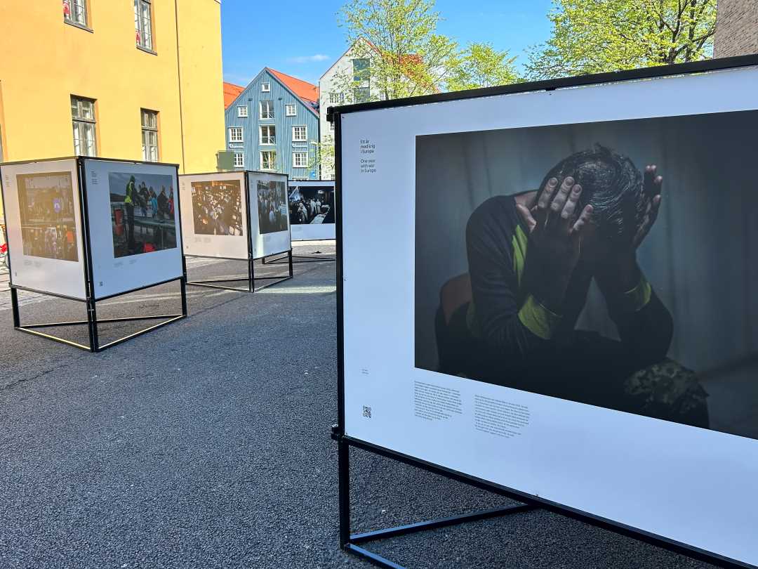 Bilde som viser fotoutstillingen "Ett år med krig i Europa" på Elsa Laula Renbergs plass.