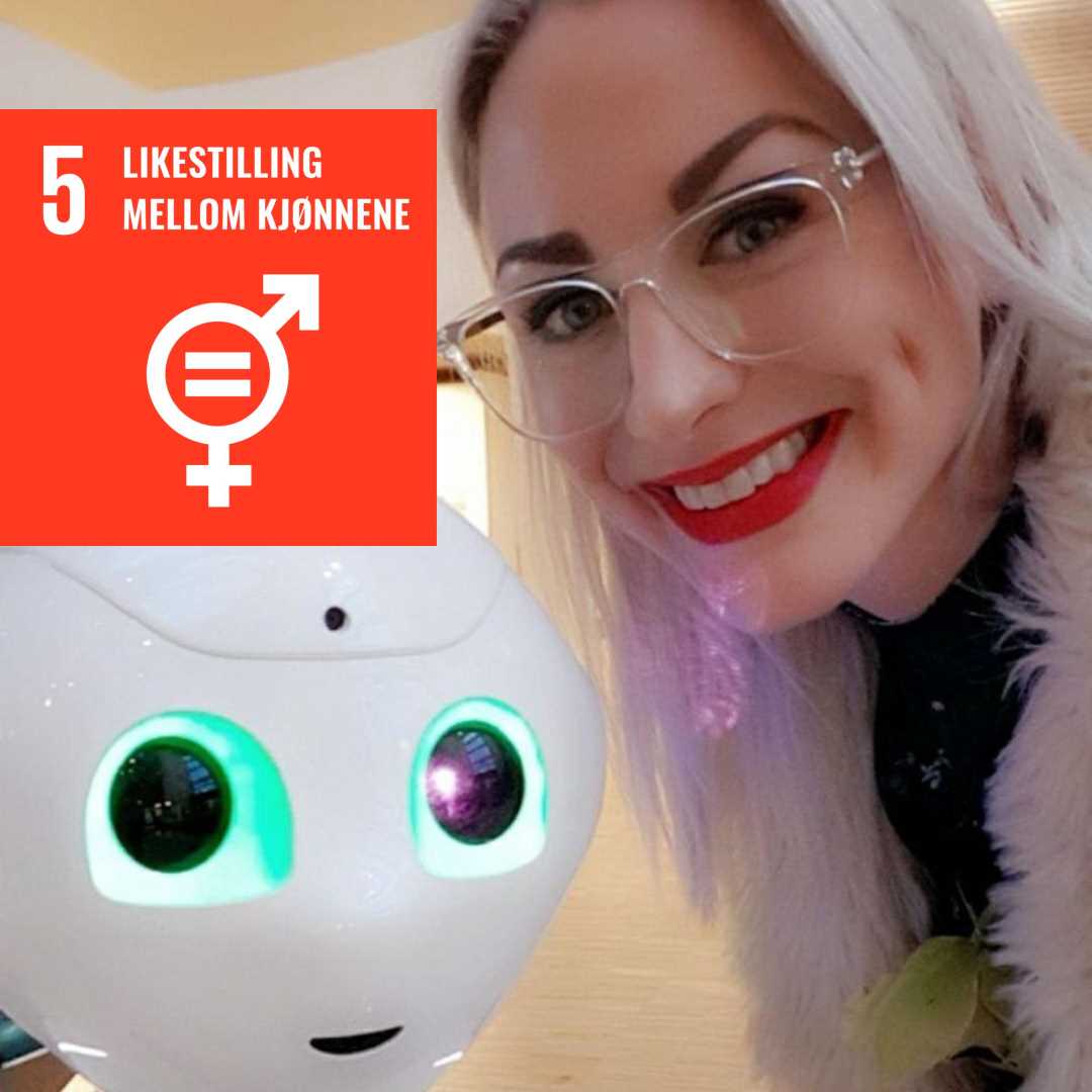 Selfie av smilende kvinne med røde lepper og briller ved siden av NTNU-roboten Pepper. Kvinnen er Tine Hunt. Kilde: privat