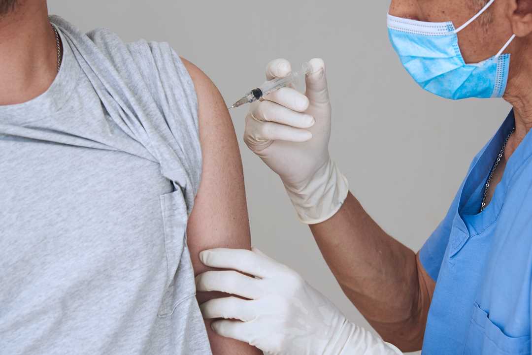 Illustrasjonsfoto av pasient som blir vaksinert