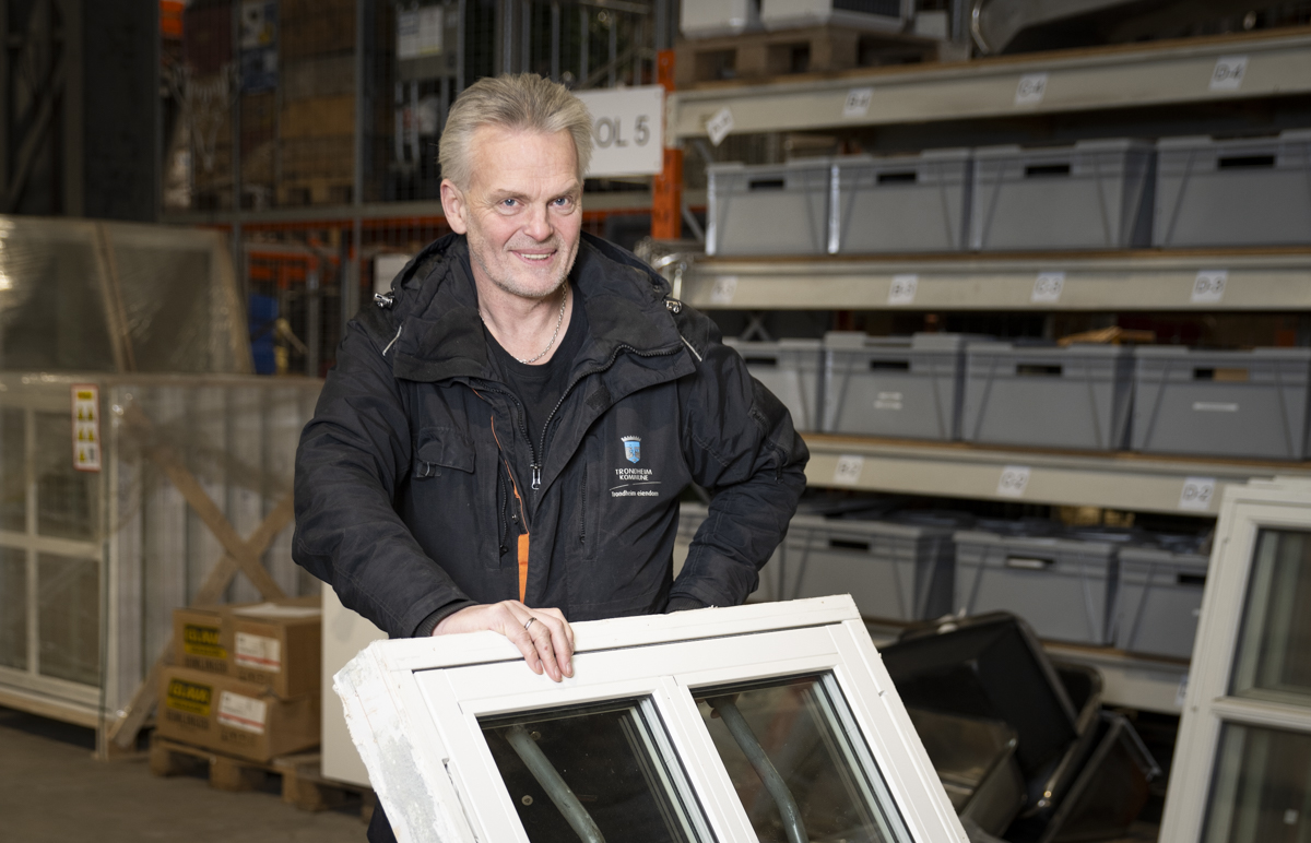 Frode triller ei tralle med et vindu på.