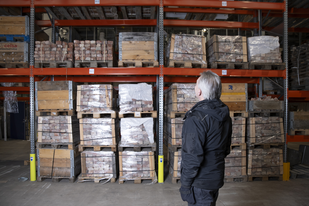 Paller med teglstein.