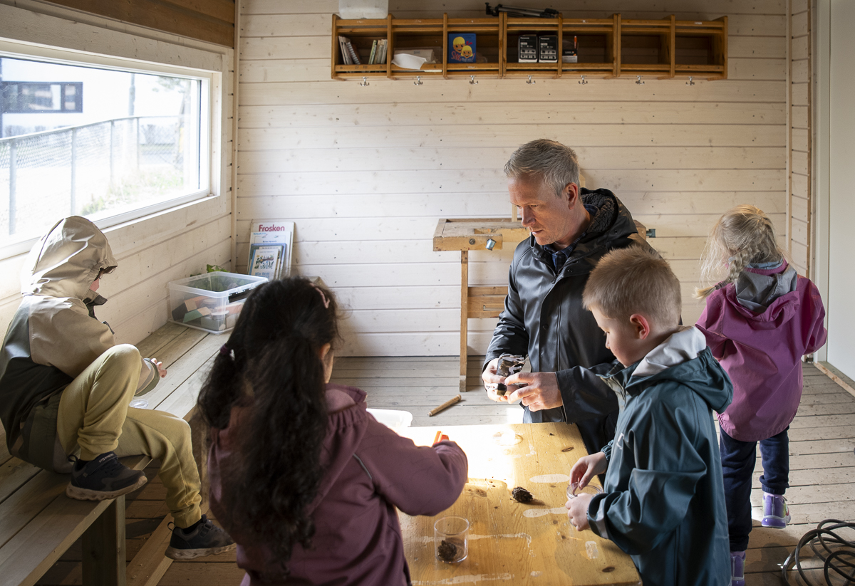 Barn og ansatt i gapahuken